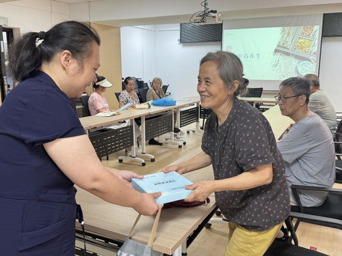 专家进社区，手把手教居民穴位保健，破除养生误区